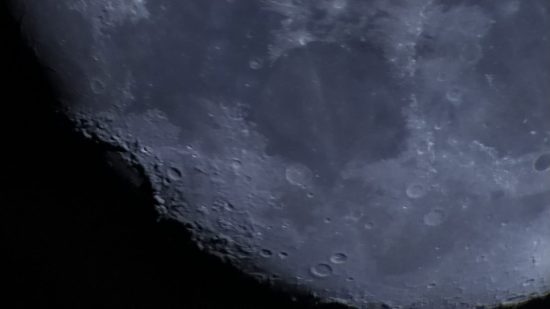 Zbliżenie kraterów Księżyca