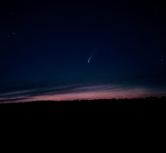 Kometa na nocnym niebie