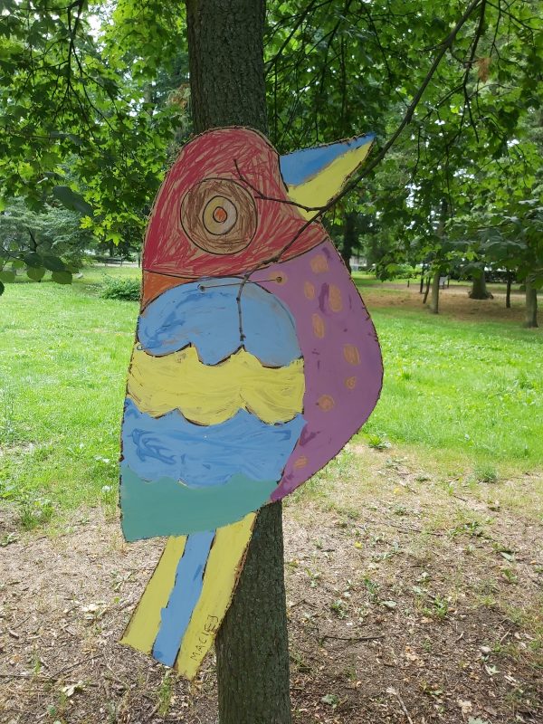 Kolorowy ptak na drzewie