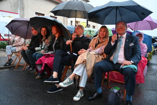 Publiczność pod parasolami