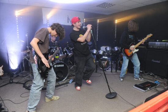 Młodzi muzycy rockowi na scenie.