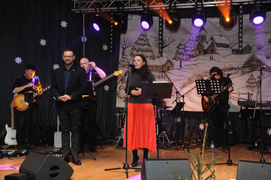 Burmistrz Murowanej Gośliny oraz Dyrektor Centrum Kultury i Sportu składają noworoczne życzenia na scenie