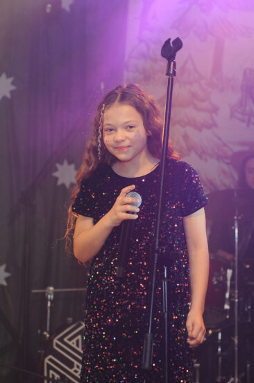 Młoda wokalistka na scenie