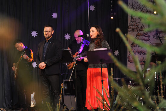 Burmistrz Murowanej Gośliny oraz Dyrektor Centrum Kultury i Sportu składają noworoczne życzenia na scenie