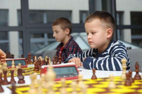 Młody szachista przy szachownicy