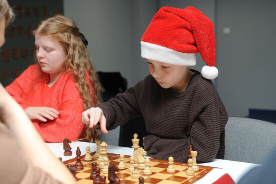 Młody szachista przy szachownicy
