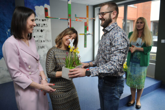 Wręczanie kwiatów jury konkursu przez dyrektora CKiS.