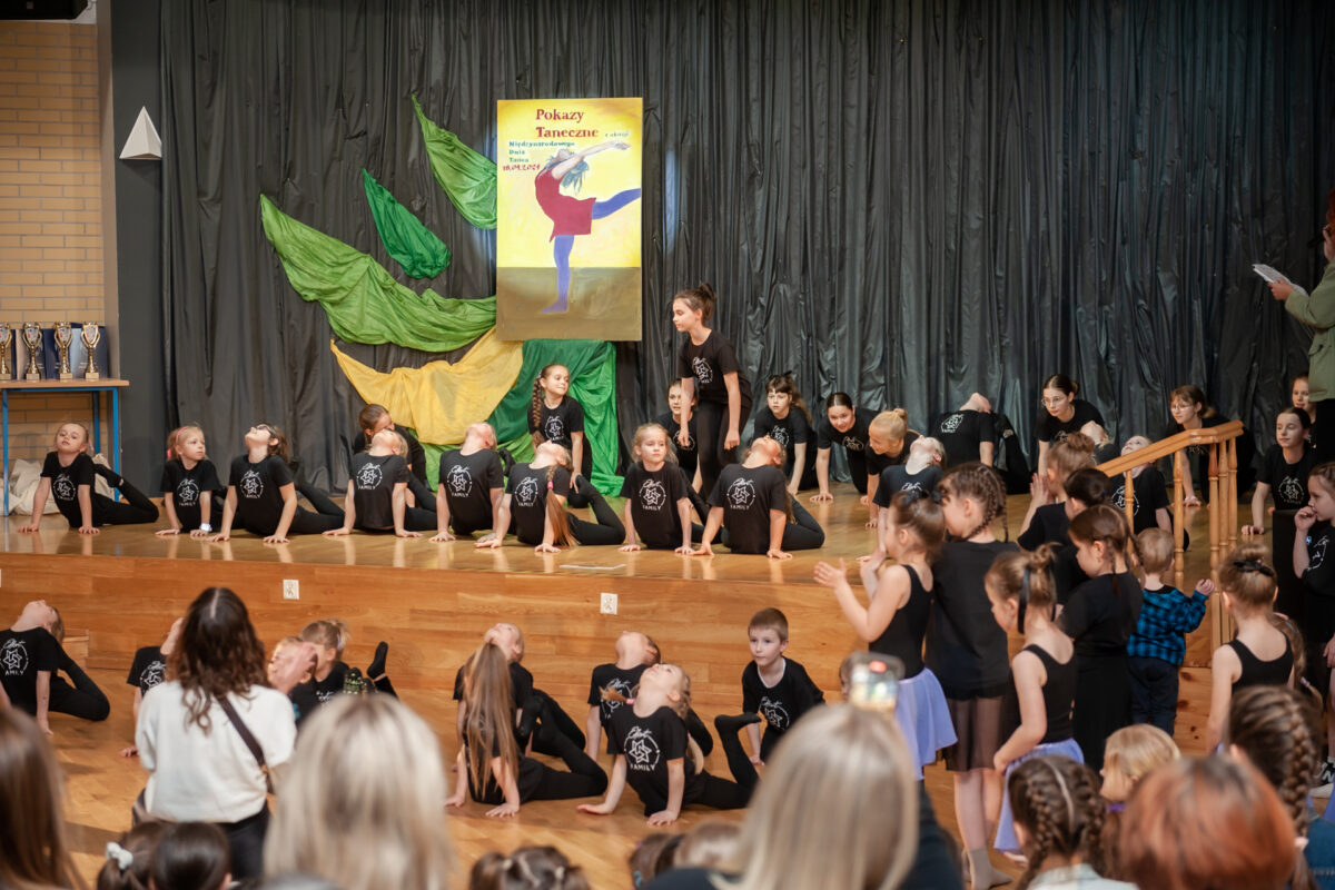 Grupa dzieci występuje na scenie.